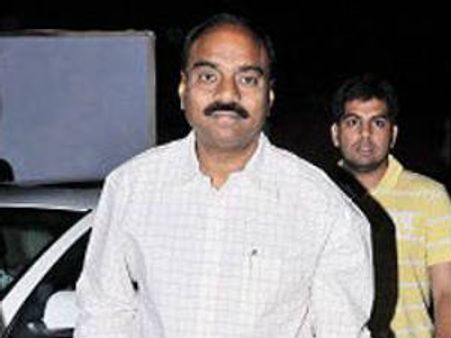 'సంతోషం' నిర్మాత కె.ఎల్‌.నారాయణపై కిడ్నాప్, కబ్జా కేసులు