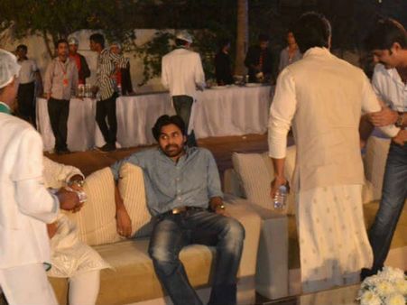 హాట్ టాపిక్ : పవన్ చాలా రిలాక్స్ గా... (ఫొటో)