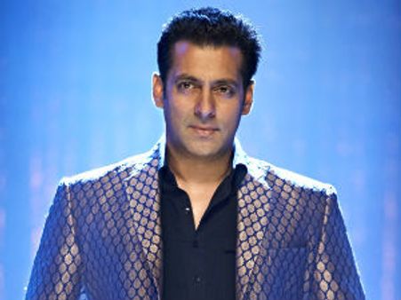 టాప్ హీరో బ్యాగులో ఆడవారి బట్టలు, కొంపతీసి...!?