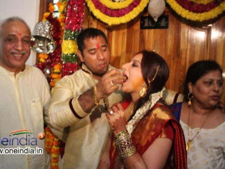 సెక్సీ లేడీ ఎంగేజ్‌మెంట్ బ్రేకప్, వరుడు బకరా అయిన వైనం?