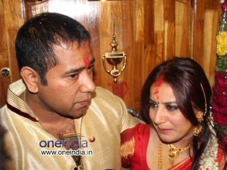 హీరోయిన్ బెదిరింపులు-కోర్టుకెక్కిన బాధితుడు(ఫోటో ఫీచర్)