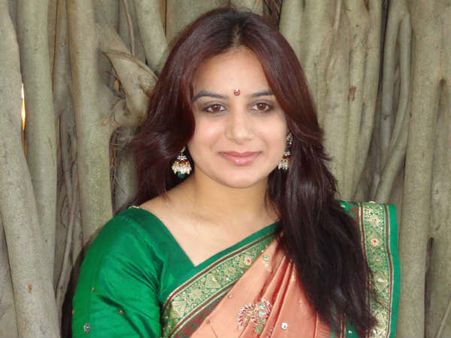 హీరోయిన్ పూజా గాంధీ కి వ్యతిరేకంగా ధర్నా