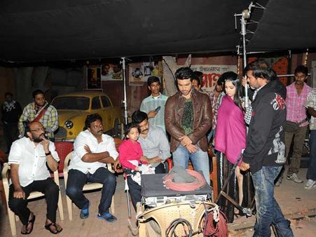 ‘నాయక్’ సెట్లో మనవరాళ్లతో చిరంజీవి(ఫోటోలు)