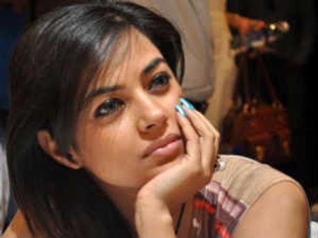 పవన్ హీరోయిన్ తో నాగార్జున సరసాలు