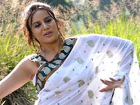 తెల్లగా ఉండే హీరోల ప్రక్కనే చేస్తానంది