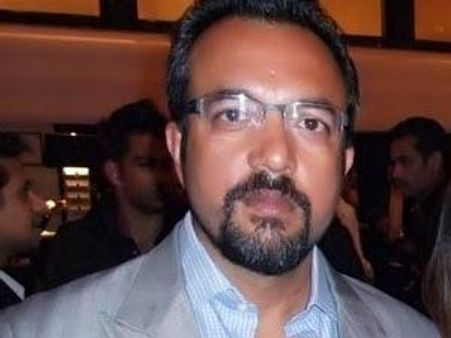 ప్రముఖ దర్శకుడి ప్రాణం కాపాడిన రామ్ చరణ్ డైరక్టర్