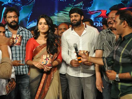 'మిర్చి' ఆడియో పంక్షన్ లో గొడవ..పోలీసులకు గాయాలు