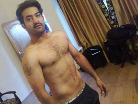 హాట్ టాపిక్: ఎన్టీఆర్ సిక్స్ ప్యాక్(ఫోటో)