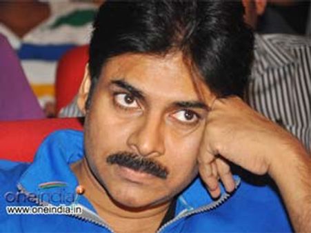 పవన్ ఆలస్యంతో డైరక్టర్ ప్రక్కకు తప్పుకున్నాడా?