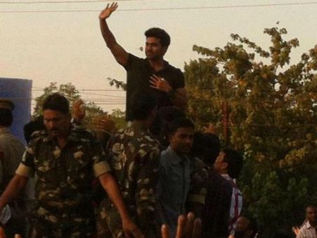 రామ్‌చరణ్‌ రాక : తోపులాట, లాఠీఛార్జి,గాయాలు