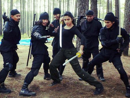 బన్ని కోసం కత్తి తిప్పుతున్న అమలాపాల్(ఫోటో)