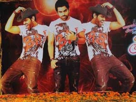 సినిమా షూటింగ్ అడ్డుకున్న ఆంధ్రా వర్శిటీ విద్యార్థులు