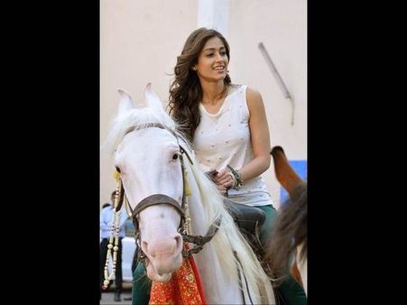 హాట్ ఇలియానా గుర్రం సవారి(ఫోటో ఫీచర్)