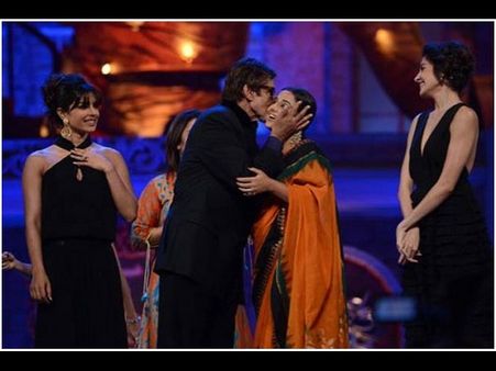 అనుష్క, విద్య, ప్రియాంకలను అమితాబ్ ముద్దులు(ఫోటో ఫీచర్)