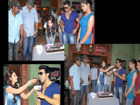 రామ్ చరణ్ చేతుల మీదుగా శృతిహాసన్ పుట్టిన రోజు(ఫొటోలతో)