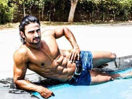 వెన్నెలైనా... చీకటైనా అంటున్న సుధీర్‌ బాబు