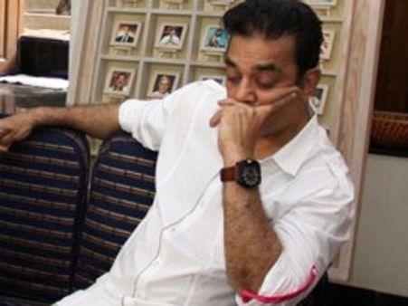 ‘విశ్వరూపం’ థియేటర్లపై బాంబులు, కమల్ కాంప్రమైజ్