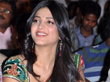 ‘విశ్వరూపం’ వివాదం...శృతి హాసన్ నోటికి తాళం!