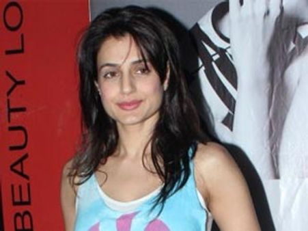 పవన్ హీరోయిన్ సంచలన వ్యాఖ్య: ఆ హీరోయిన్లు ఆ టైపా?