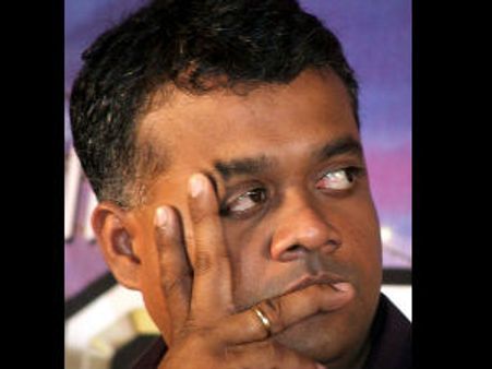 గౌతమ్ మీనన్ కి షాక్...సినిమాలు తీయటం ఆపమన్న కోర్టు