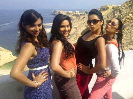 ఎంఎస్ రాజు ‘రమ్’ బ్యూటీలు.... ఫస్ట్‌లుక్ ఫోటో