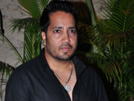 భారీగా నగదుతో పట్టుబడ్డ సింగర్ మికాసింగ్