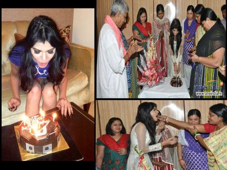 సెక్స్ వర్కర్లతో కామసూత్ర లేడీ బర్త్‌డే వేడుక (ఫోటోలు)