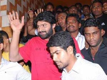 సూపర్ హ్యాపీ!: 'మిర్చి'తో ఫ్యాన్స్ మధ్య ప్రభాస్ హల్‌చల్