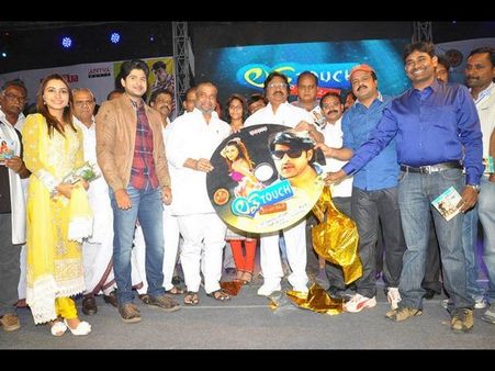 ఆ కుటుంబాలపై దాసరి సెటైర్లు @ లవ్ టచ్ (ఫోటోలు)