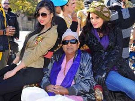 ఇద్దరమ్మాయిల మధ్య బ్రహ్మీ... నవ్వులేనవ్వులు(ఫోటో)