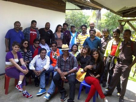 బికినీ పాపలతో అల్లరి నరేష్ ‘కెవ్వుకేక’@ బ్యాంకాక్(ఫోటోలు)