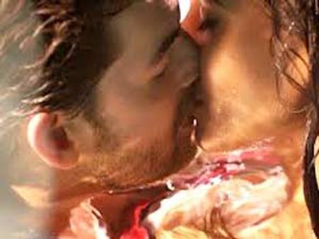 30 లిప్ లాక్ ముద్దు సీన్ల సినిమా, రికార్డు బద్దలు