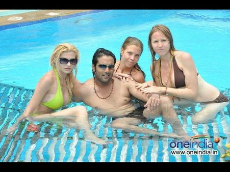 బికినీ పాపలతో కలిసి తరుణ్ తాగి జల్సా చేస్తూ..!(ఫోటోలు)