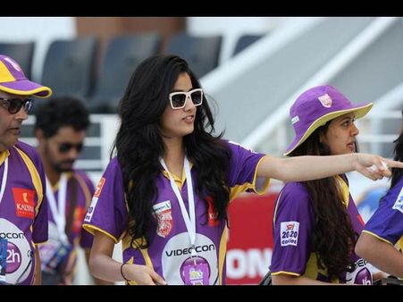 పొట్టి నిక్కరులో శ్రీదేవి కూతురు హల్‌చల్(ఫోటోలు)