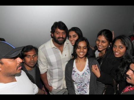 భయపెట్టే అవతారంలో ప్రభాస్, పోటీపడ్డ లేడీస్ (LA ఫోటోలు)