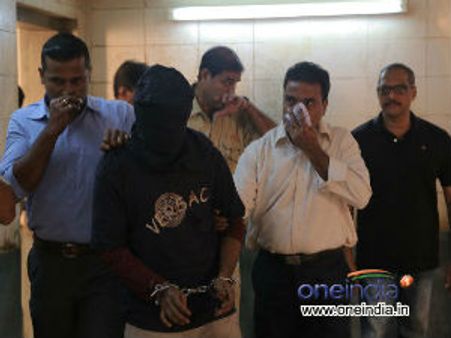 రామ్ గోపాల్‌ వర్మకు హైకోర్టు నోటీసులు, విచారణ వాయిదా