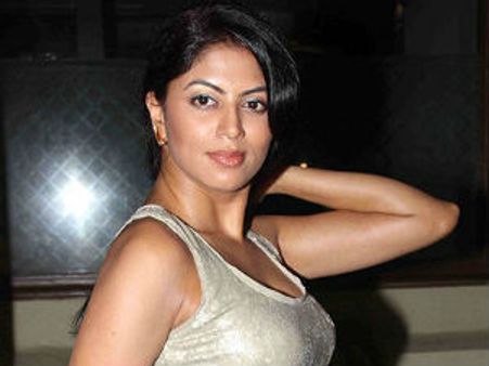 టీవీ సెక్సీ సుందరితో రామ్ చరణ్ చిందులు