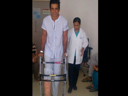 సోనూసూద్ కాలిగాయానికి 3 గంటలు ఆపరేషన్ (ఫోటో)