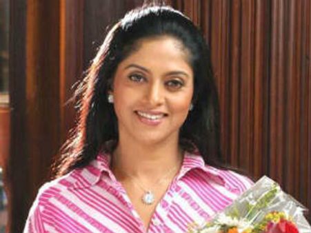 పవన్ కళ్యాణ్ అత్త పాత్ర చేయనున్న ప్రభాస్ మదర్!