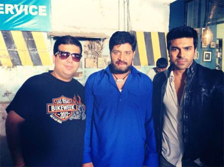 ‘జంజీర్’లో శ్రీహరి గెటప్ ఇదే (చరణ్‌తో ఆన్ లొకేషన్ స్టిల్)