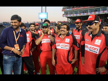 రామ్ చరణ్ అండ్ టీమ్ కొట్టుడే కొట్టుడు( సిసిల్ 3: ఫోటోలు)