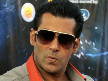 బెదిరిస్తున్నాడని సల్మాన్‌ ఖాన్ పై పోలీస్ కేసు