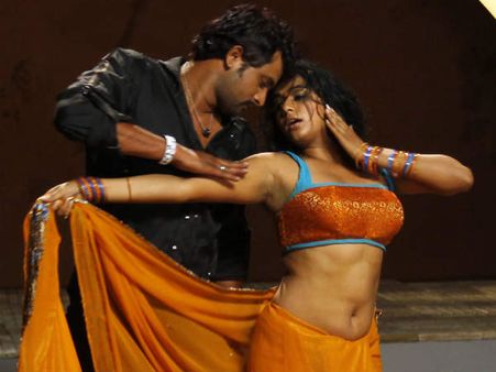 ప్రియమణిపై కేసు: ఈ హాట్ అండ్ సెక్సీ ఫోటోలే కారణం