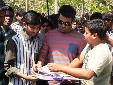 ఎలా చేద్దాం: ఫ్యాన్స్‌తో రామ్ చరణ్ చర్చలు!(ఫోటో)