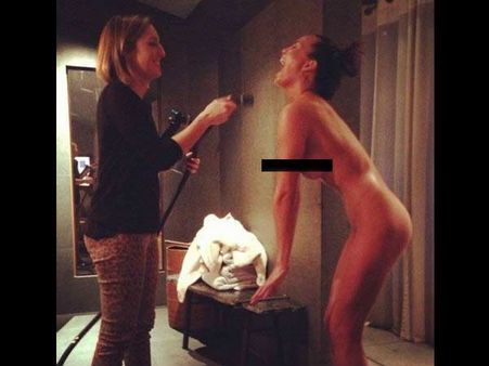 సెక్సీ లేడీ ట్విట్టర్ ఆనందం: నూలు పోగులేకుండా నగ్నంగా..