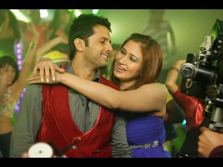 హాట్ పిక్చర్స్: మత్తెక్కించే జ్వాలా రోమాన్స్