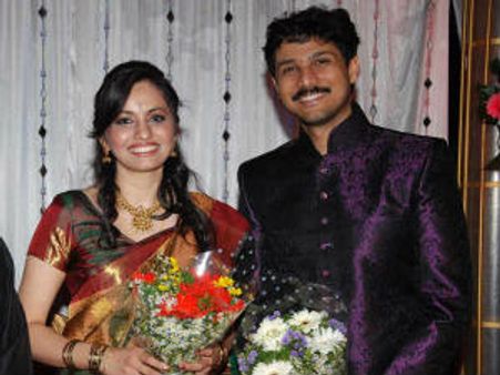 సంసారానికి పనికిరాడని విడాకుల కోసం గాయని అర్జీ