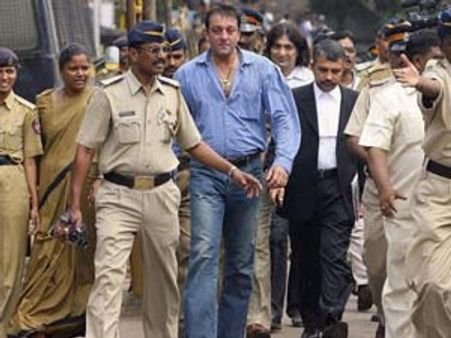 సంజయ్‌ దత్‌కి జైలు : కోర్టు అలా, తోటి సెలబ్రిటీలు ఇలా!