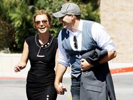 కొత్త ప్రియుడితో మీడియా కంటపడ్డ సెక్సీలేడీ (ఫోటో)