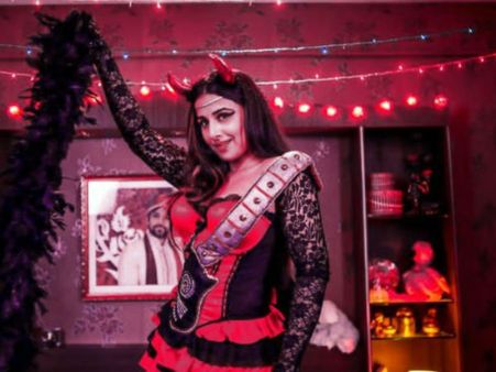 హాట్ లేడీ నెత్తిన కొమ్ములు మొలిచాయి...వికారమైన లుక్!